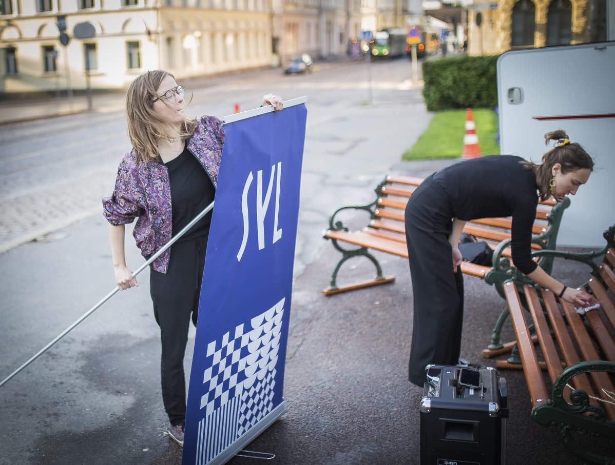 Opiskelijamielenosoitus säätytalon edessä.