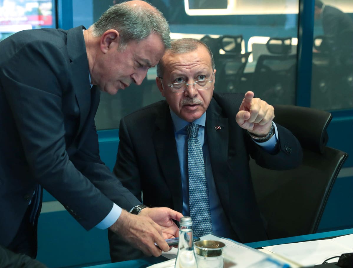 Turkin presidentti Recep Tayyip Erdoğan ja puolustusministeri Hulusi Akar.