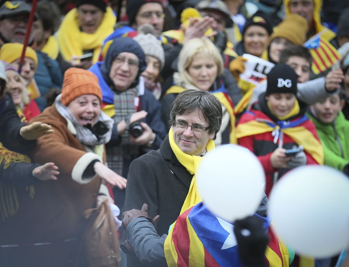 Katalonian entinen aluejohtaja Carles Puigdemont piti mielenosoittajille puheen.