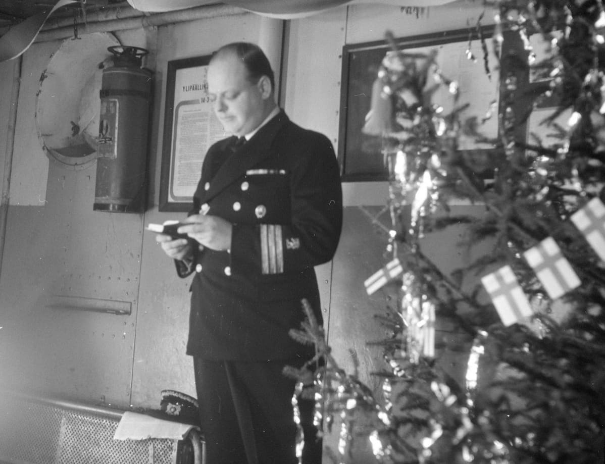 Joulunviettoa panssarilaiva Väinämöisellä 1942.