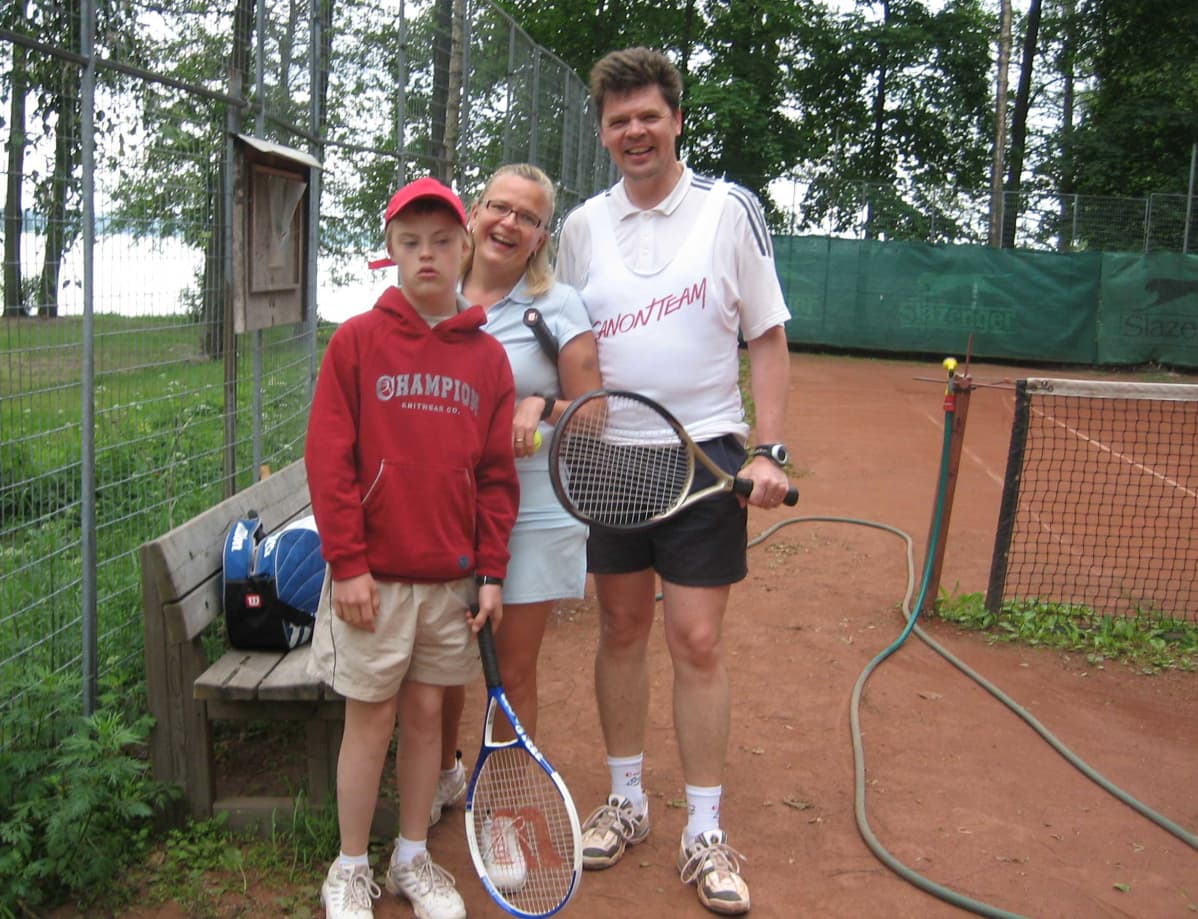 Perhe tenniskentällä