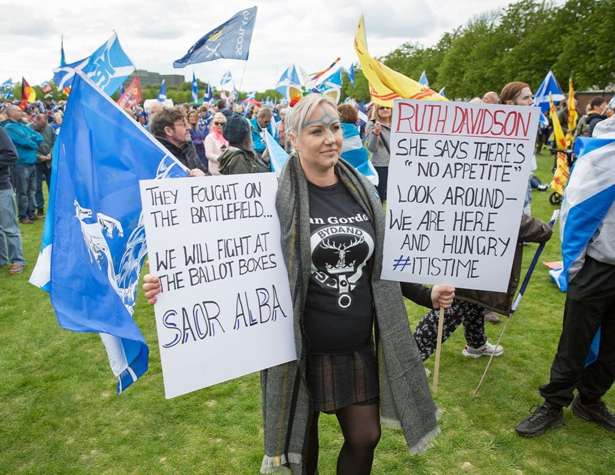Kuvassa Skotlannin itsenäistymistä vaativia mielenosoittajia.
