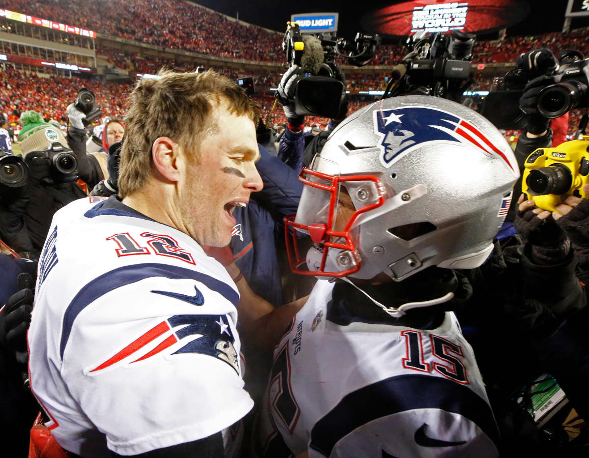 Tom Brady (vas.) ja Chris Hogan