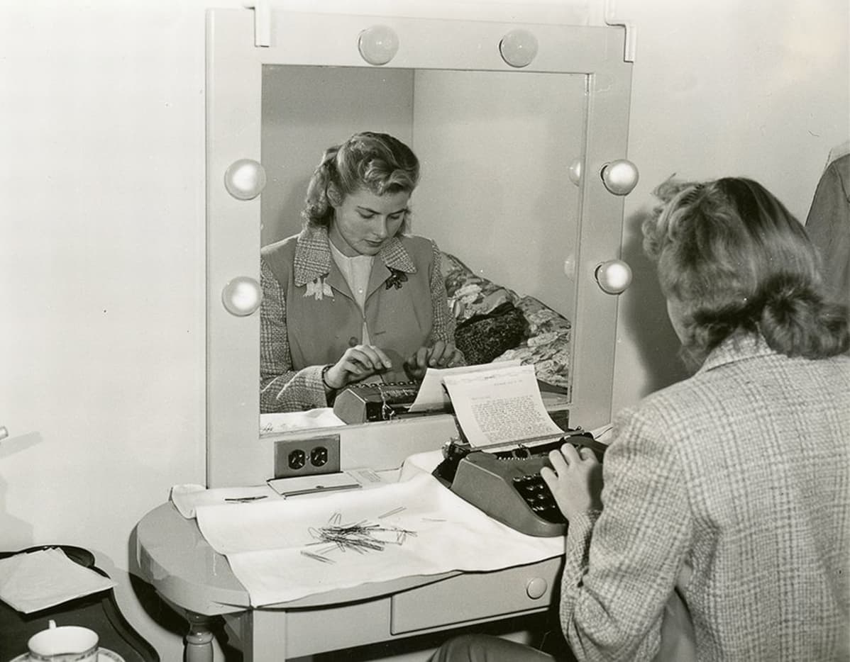 Ingrid Bergman kirjoittaa koneella.