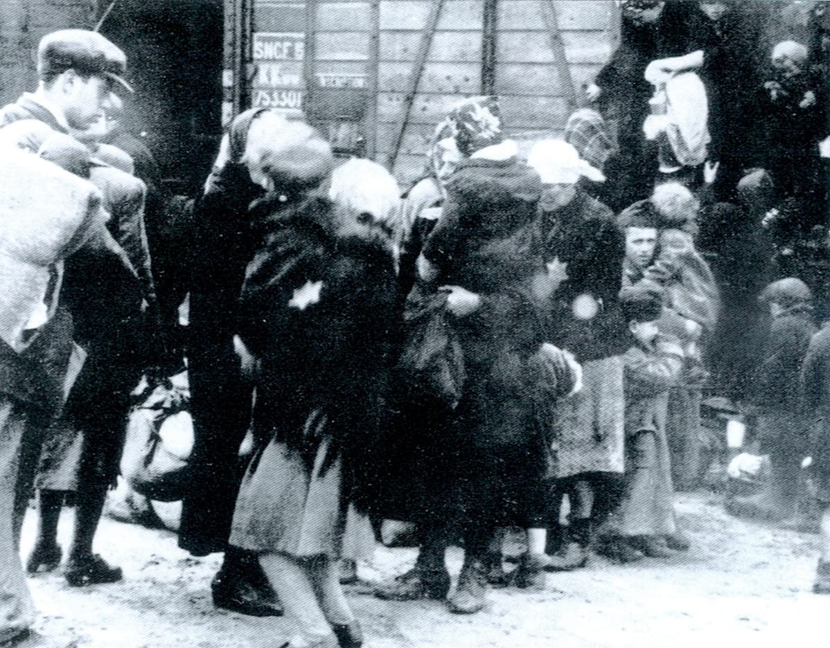 Juutalaisia kuljetetaan keskitysleireille Itä-Euroopassa vuonna 1942.