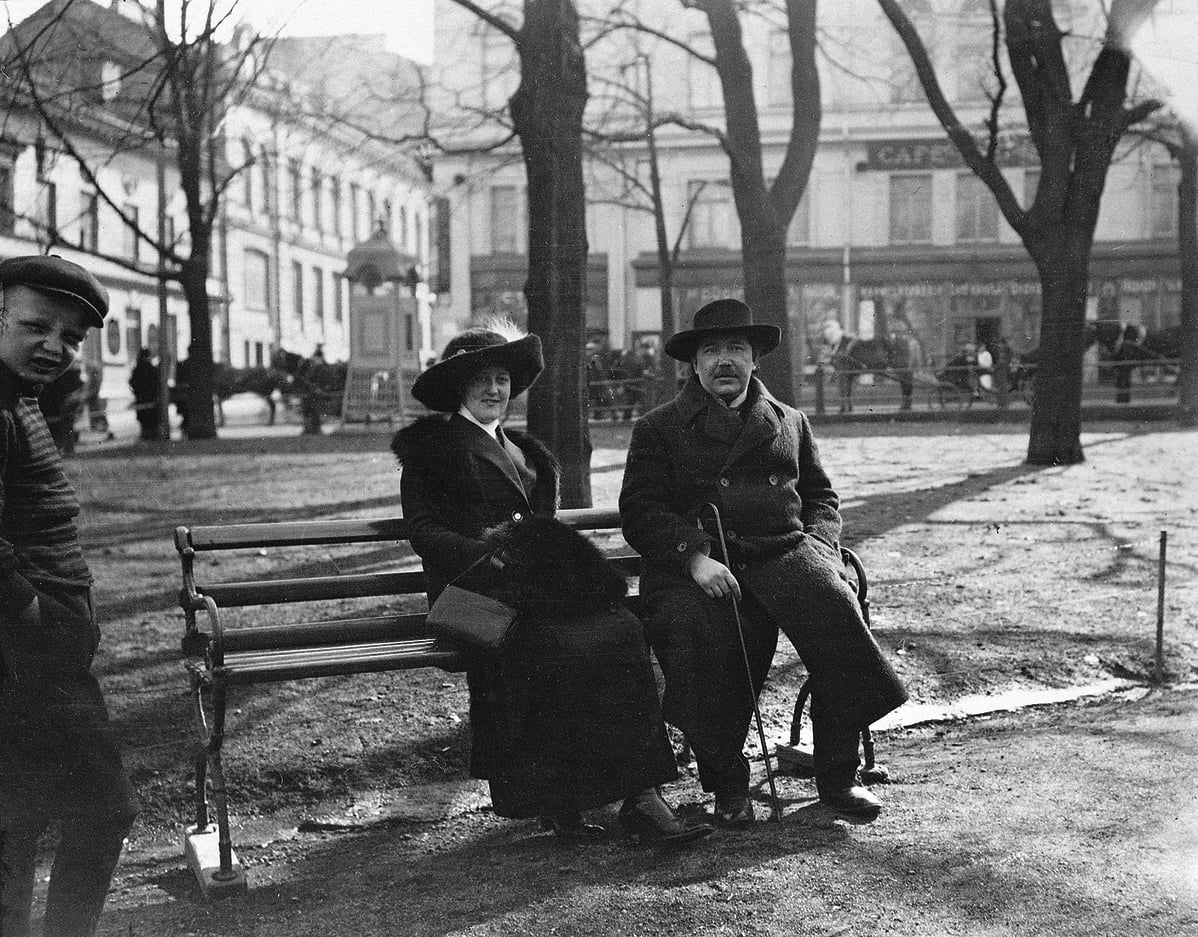 Aino Kajanus ja Eino Leino Esplanadin puistossa 1913.