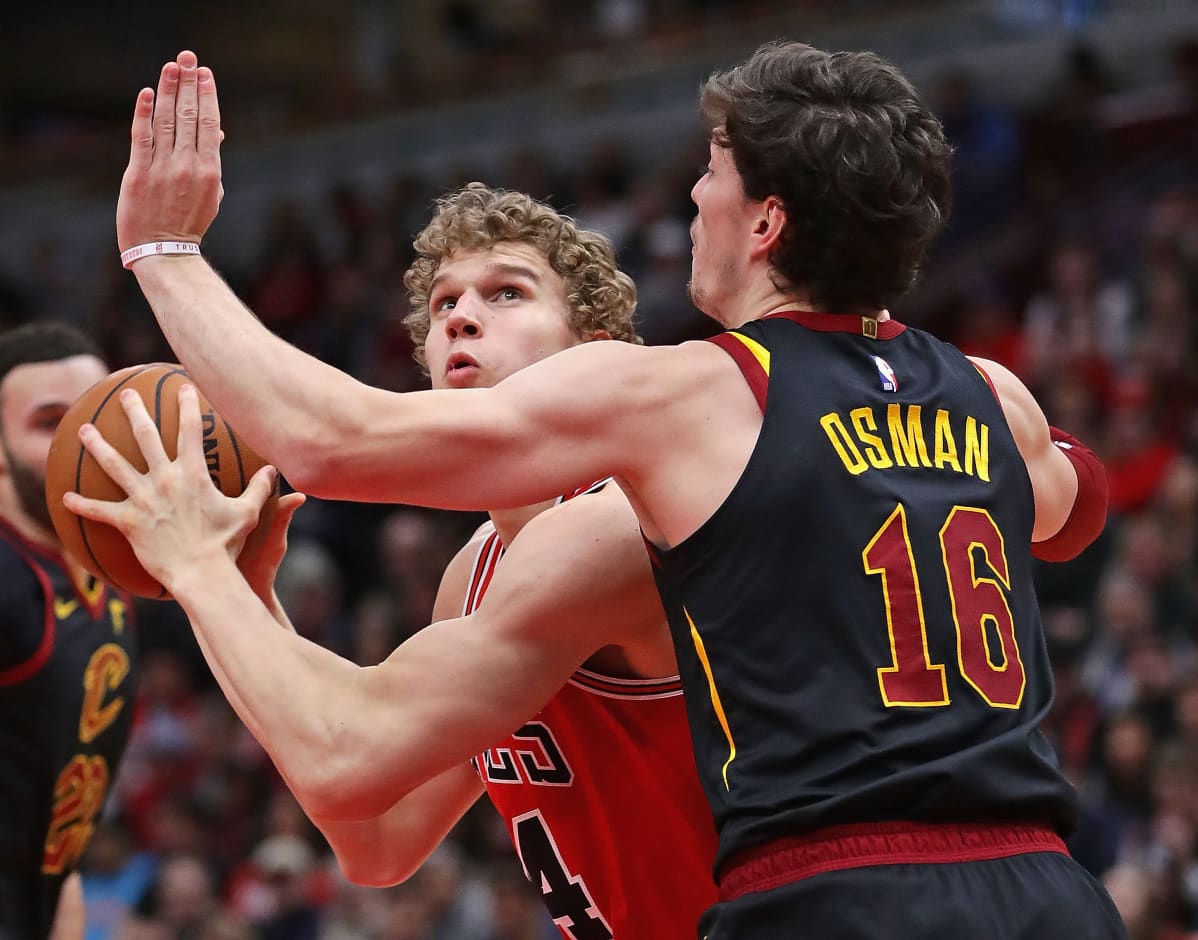Lauri Markkanen etsii heittopaikkaa Cleveland-ottelussa.