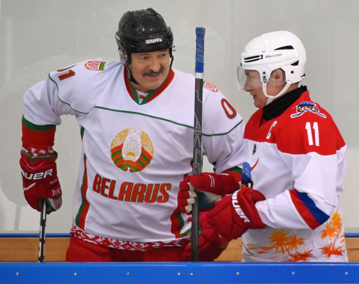 Valko-Venäjän presidentti Aleksandr Lukashenko (vas.) tunnetaan intohimostaan jääkiekkoon.