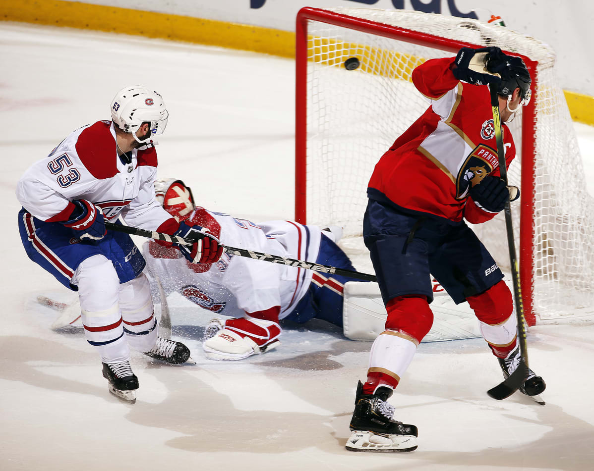 Aleksander Barkov nostaa kiekon maalin kattoon.