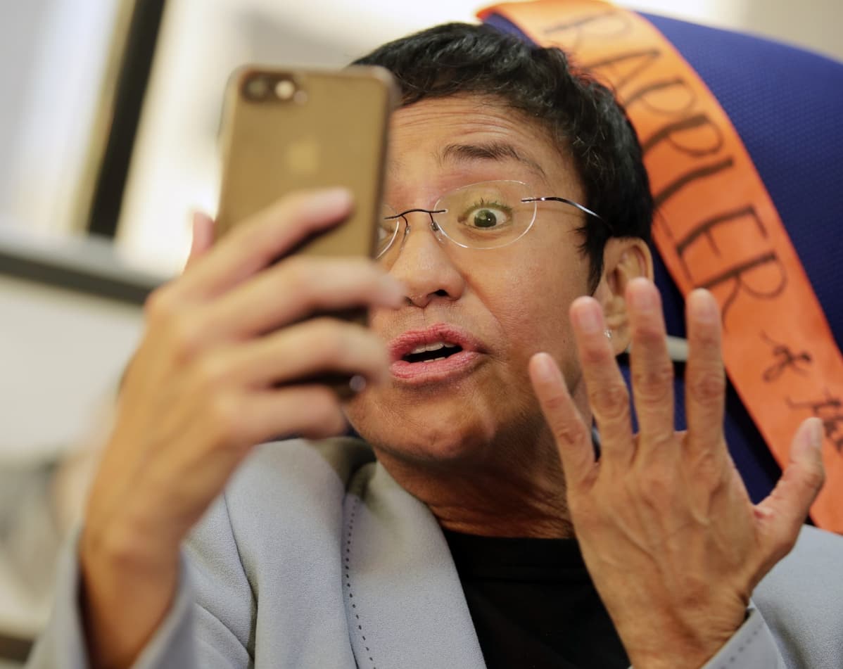 Filippiiniläinen toimittaja Maria Ressa kävi videoneuvottelua kännykällään tammikuussa Manilassa.