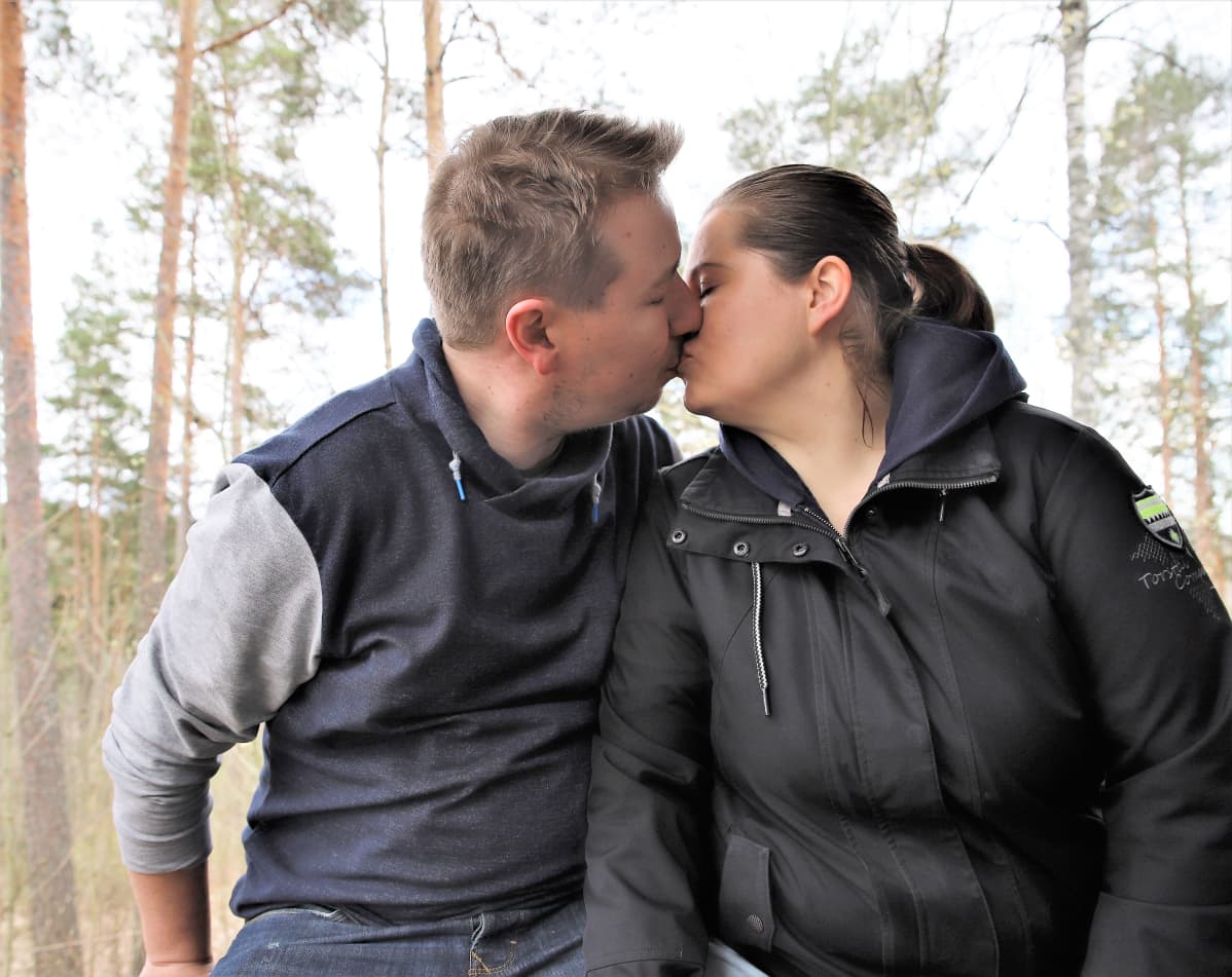 Aviopari Niko ja Katri Sipilä suutelevat.