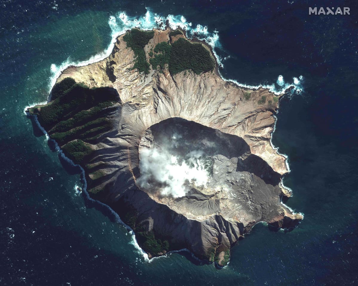 Satelliittikuva White Island -saaren tulivuoresta kuvattuna toukokuussa 2019.