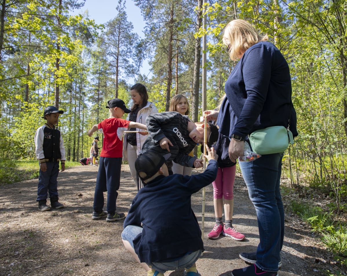 Kaukaan koulun ykkösluokkalaiset matematiikan tunnilla luonnossa.