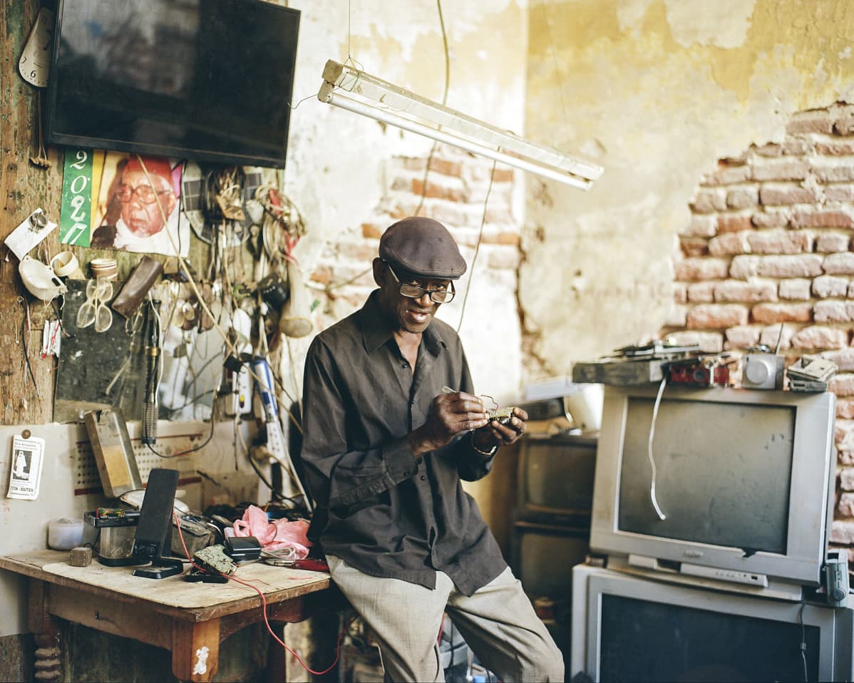 Souleymane Seye korjaamossaan.