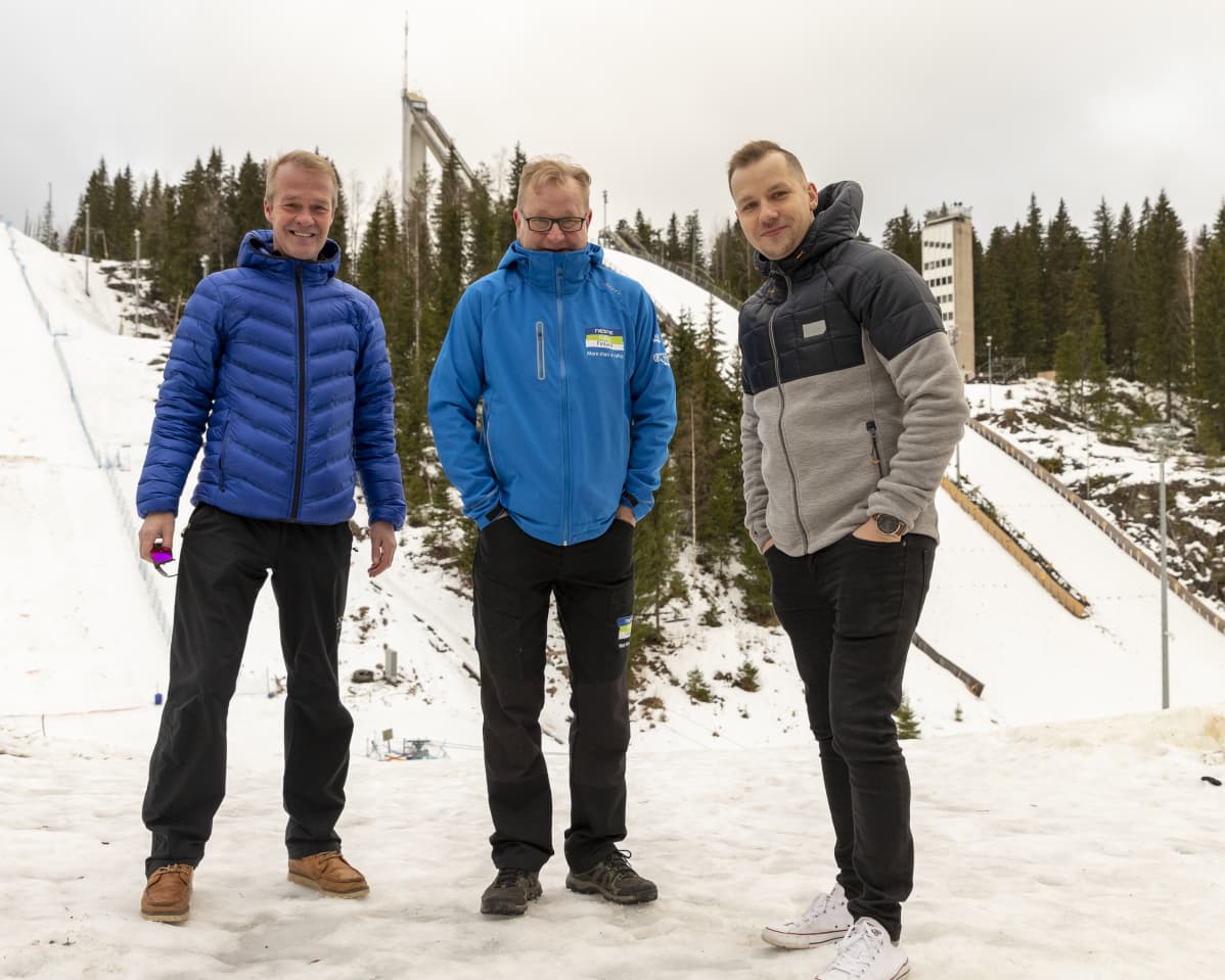Harri Rovanperä, apulaiskilpailupäällikkö Kari Nuutinen sekä kartanlukija Jonne Halttunen laajavuoressa Matti Nykäsen hyppyrimäen edustalla tulevan rallireitin läheisyydessä.