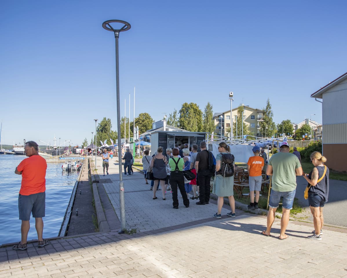 Ihmisiä jonottamassa Ville Haapasalon hatsapuri-kojulle.