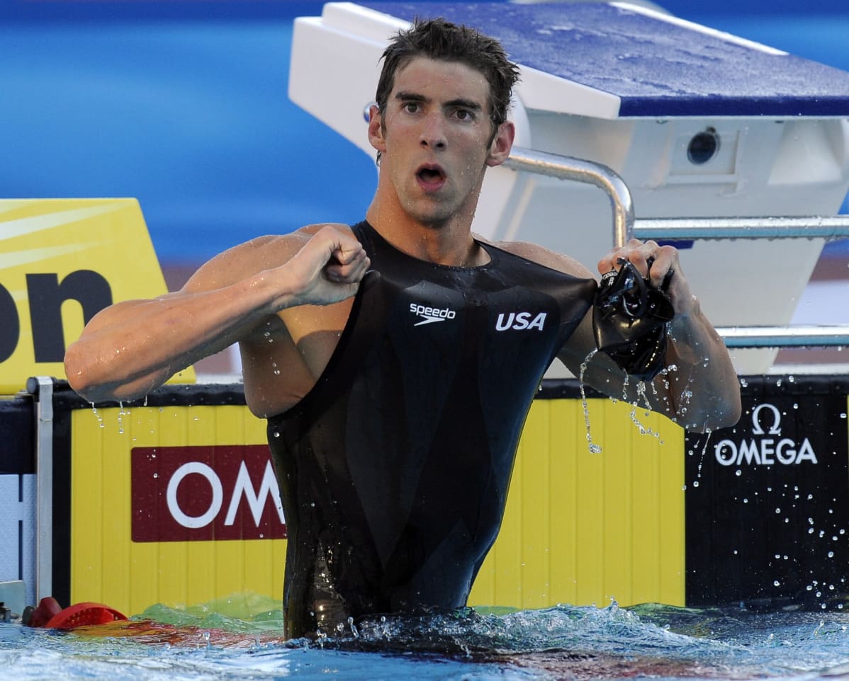Michael Phelps käytti hänelle poikkeuksellisesti pitkää pukua voittaessaan 100 metrin perhosuinnin MM-kultaa 2009.