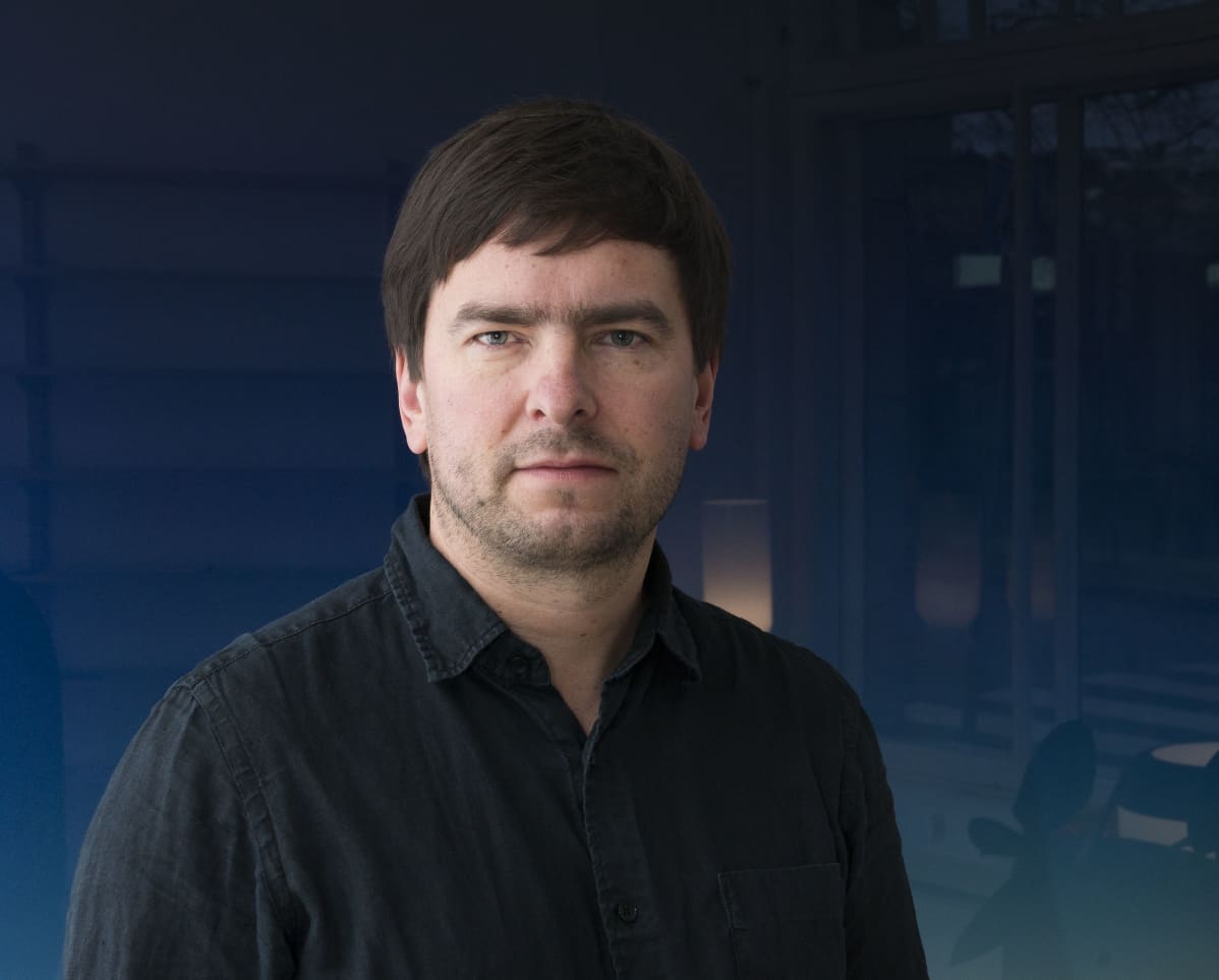 Muotoilija Harri Koskinen on kuratoinut Wirkkalan retrospektiivisen näyttelyn.