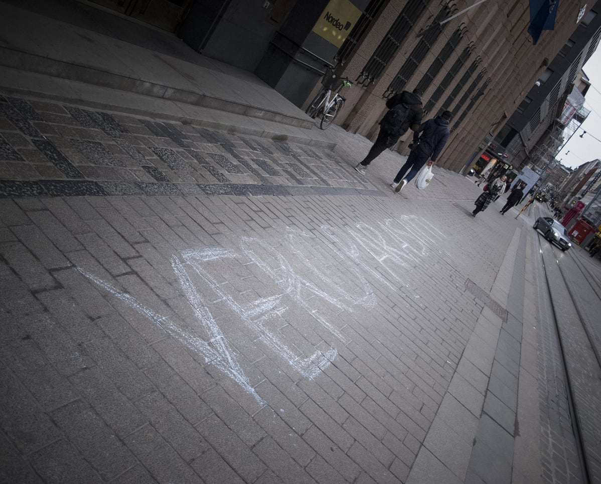 Joku oli kirjoittanut Nordean Helsingin Aleksanterikadun pankkikonttorin eteen liiduilla veroparasiitti-sanan tiistaina 6. huhtikuuta 2016.
