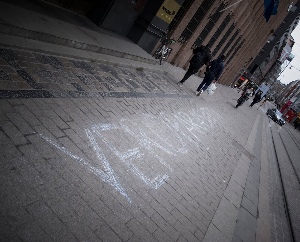 Joku oli kirjoittanut Nordean Helsingin Aleksanterikadun pankkikonttorin eteen liiduilla veroparasiitti-sanan tiistaina 6. huhtikuuta 2016.
