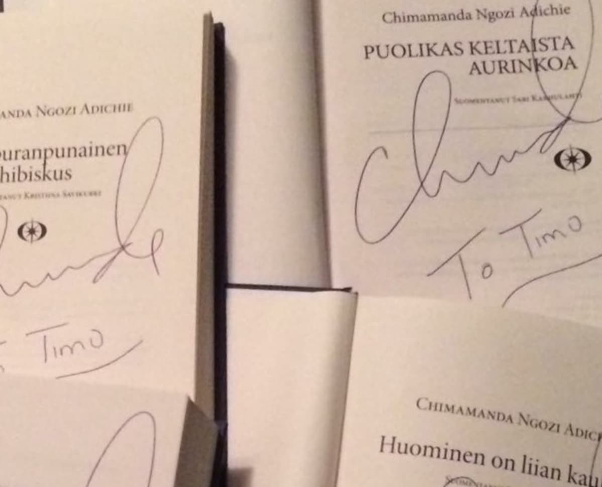 Kirjailija Chimamanda Ngozi Adichien omistuskirjoitus kirjan sivulla.
