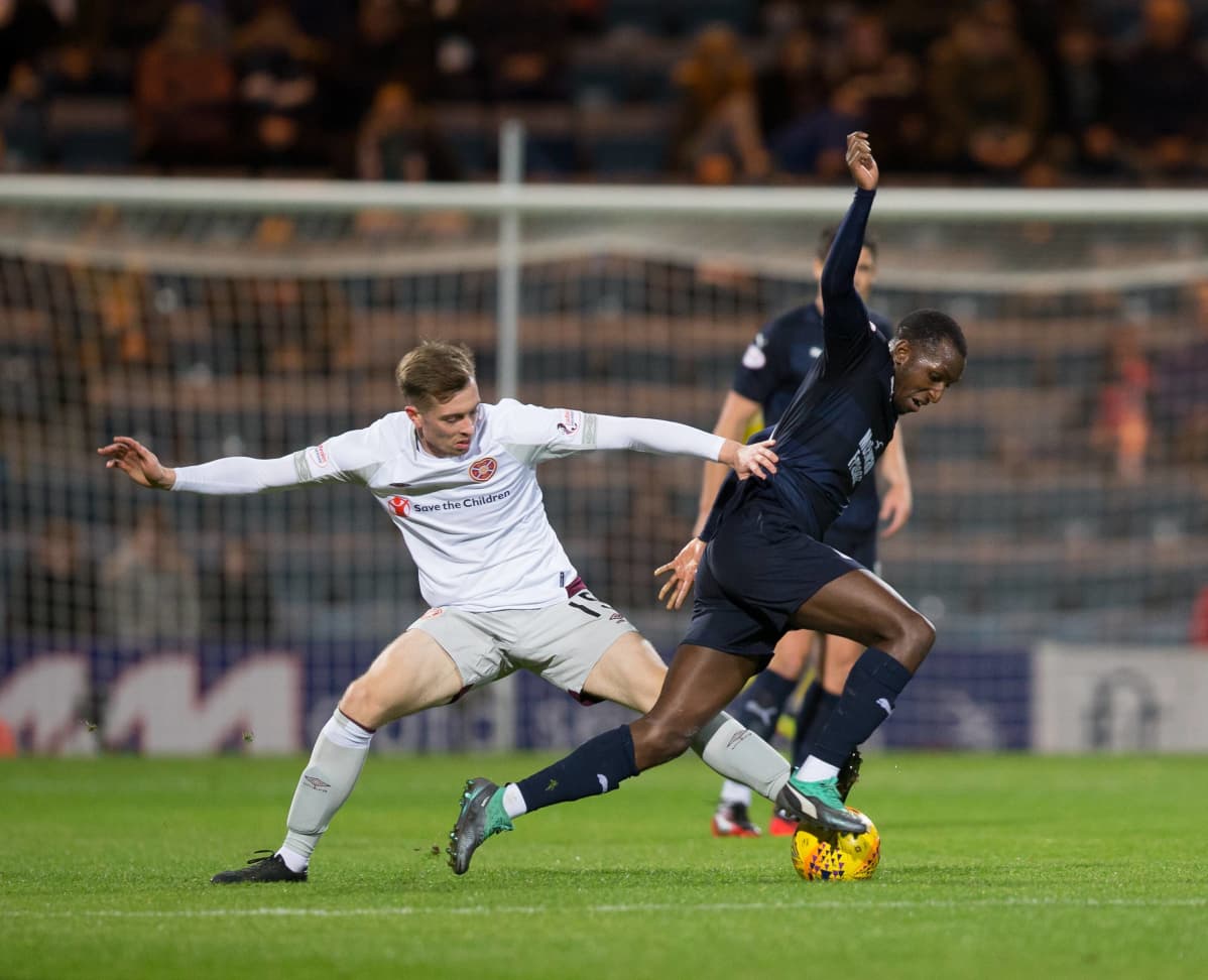 Heart of Midlothianin Craig Wighton ja Dundeen Glen Kamara kamppailevat pallosta.