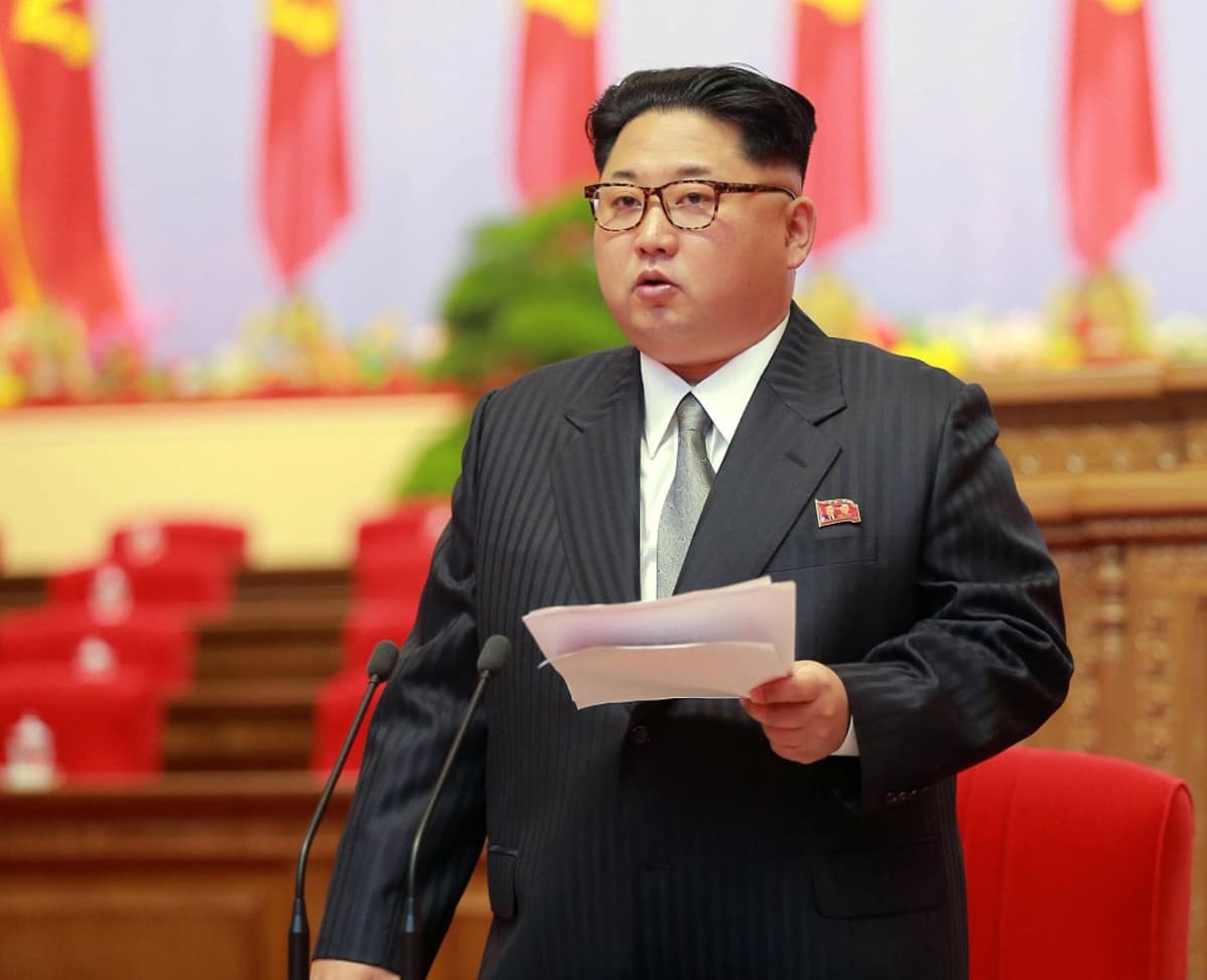 Kim Jong-un pitää puhetta paperi kädessään.