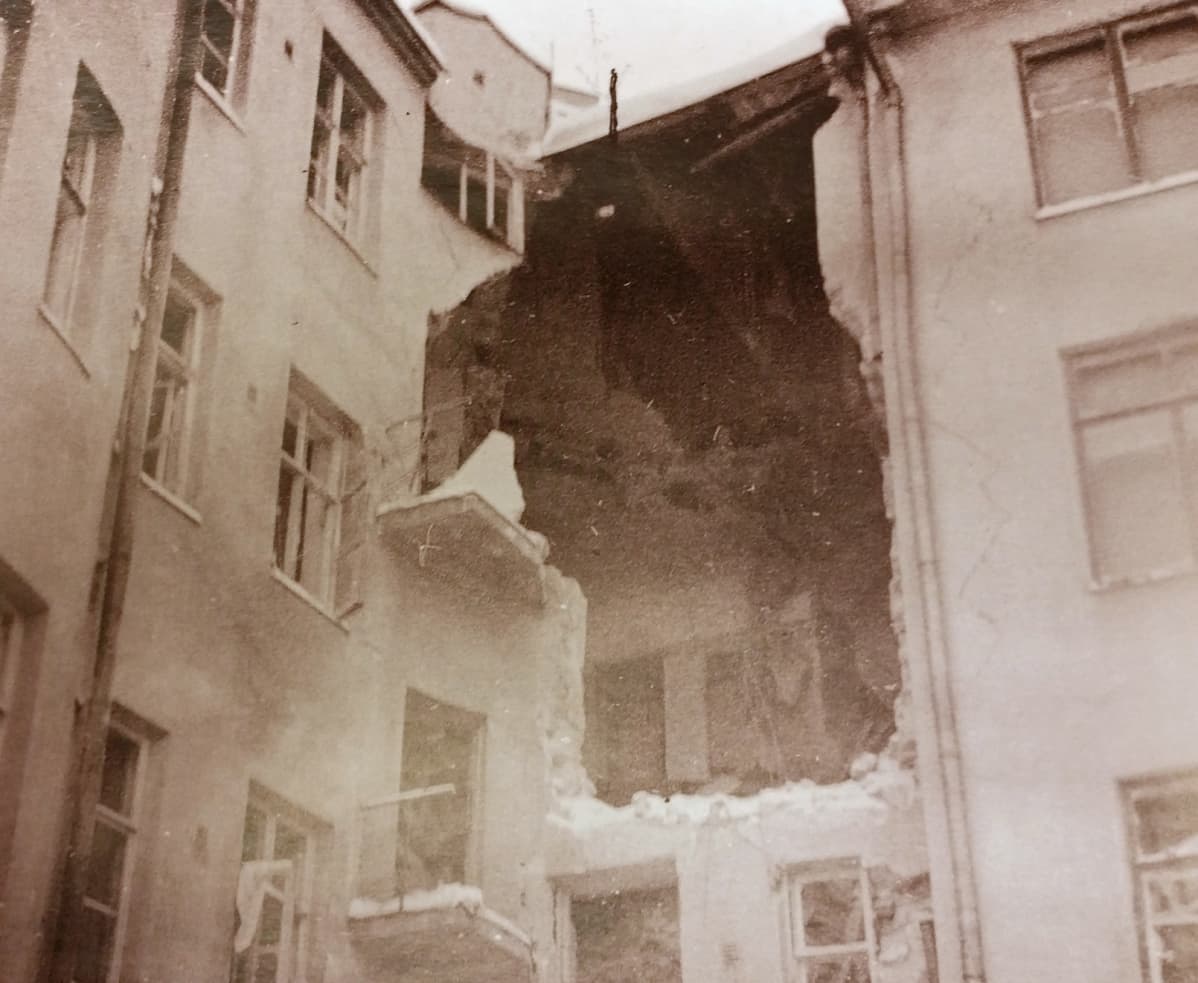 Oulun keskustassa pakkahuoneenkadun ja Isokadun kulmassa oleva Puistolan talo uudenvuoden päivän pommituksen jälkeen vuonna 1940.