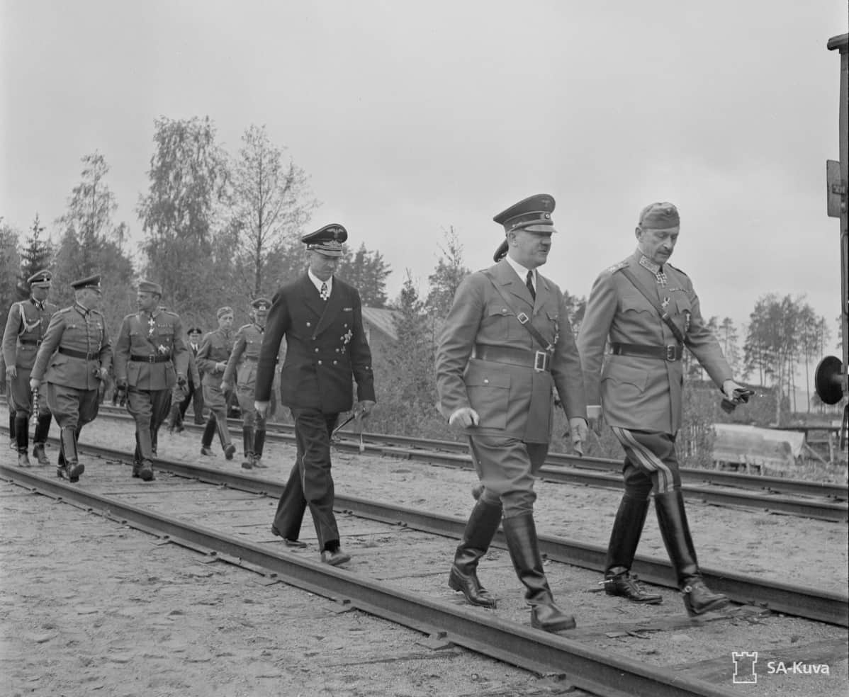 Adolf Hitler kävelee marsalkka Mannerheimin vieressä