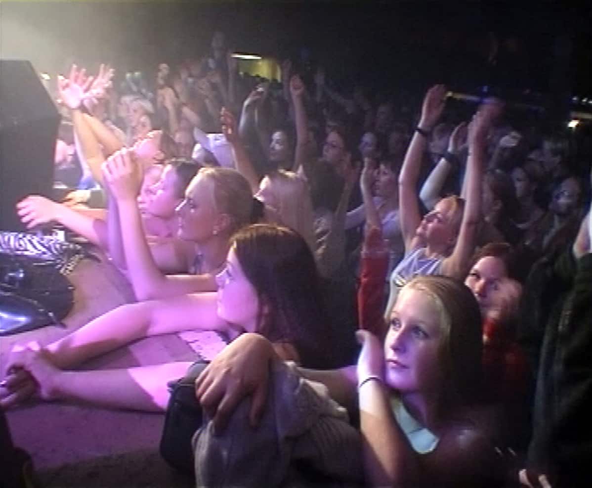 Yleisöä Yön keikalla vuonna 2001.