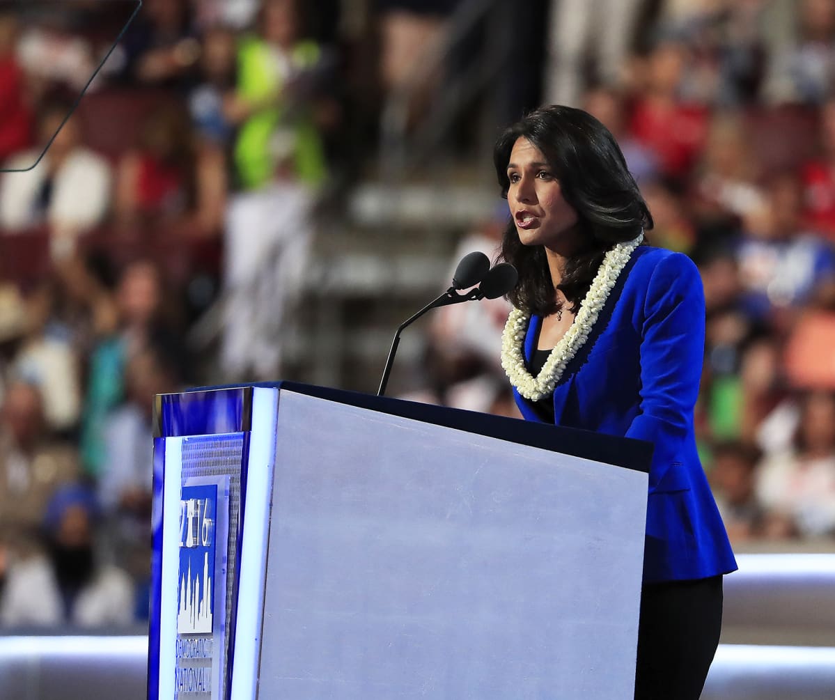Tulsi Gabbard puhuu demokraattien puoluekokouksessa Philadelphiassa heinäkuussa 2016.