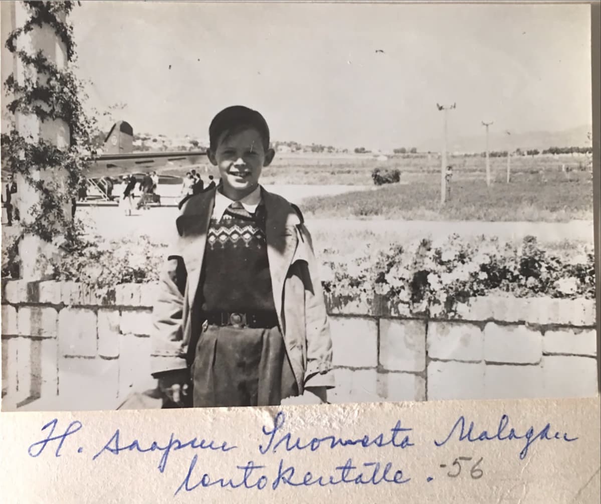 Hannu Hallamaa on juuri saapunut Malagan lentokentälle vuonna 1956