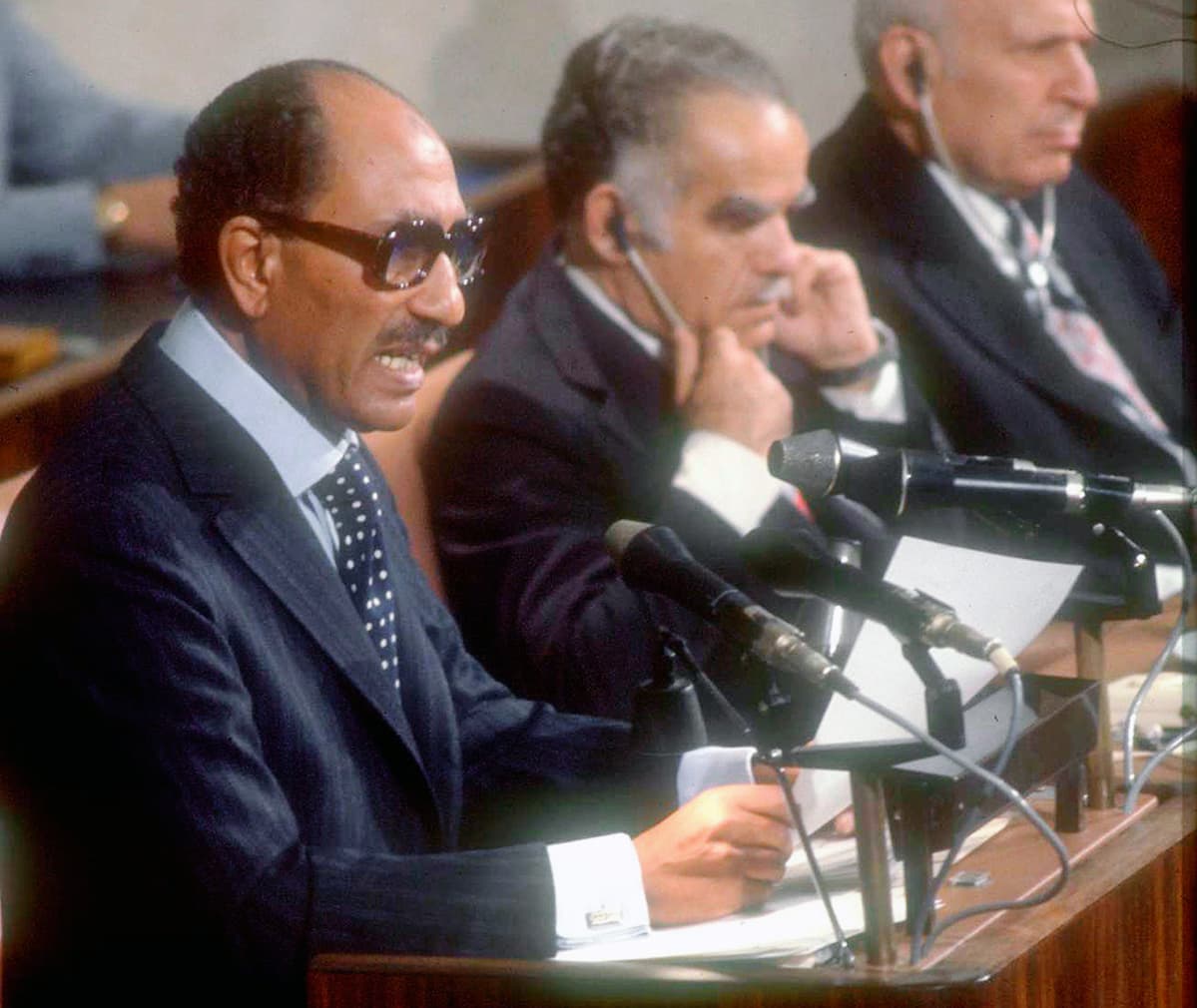 Egyptin presidentti Anwar Sadat puhuu Israelin parlamentissa.