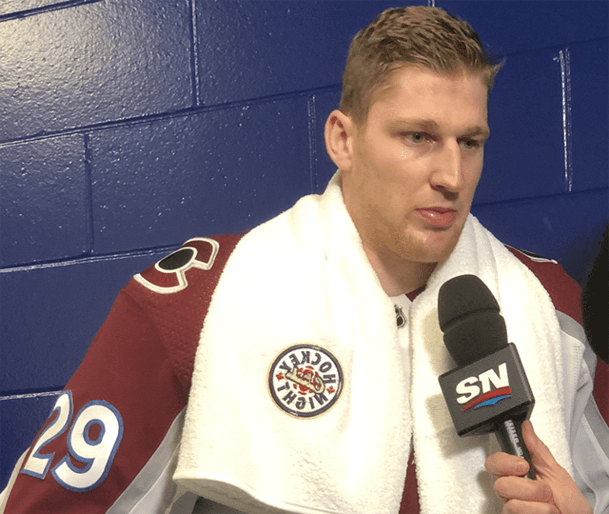 Nathan MacKinnon himoitun pyyhkeen kera.