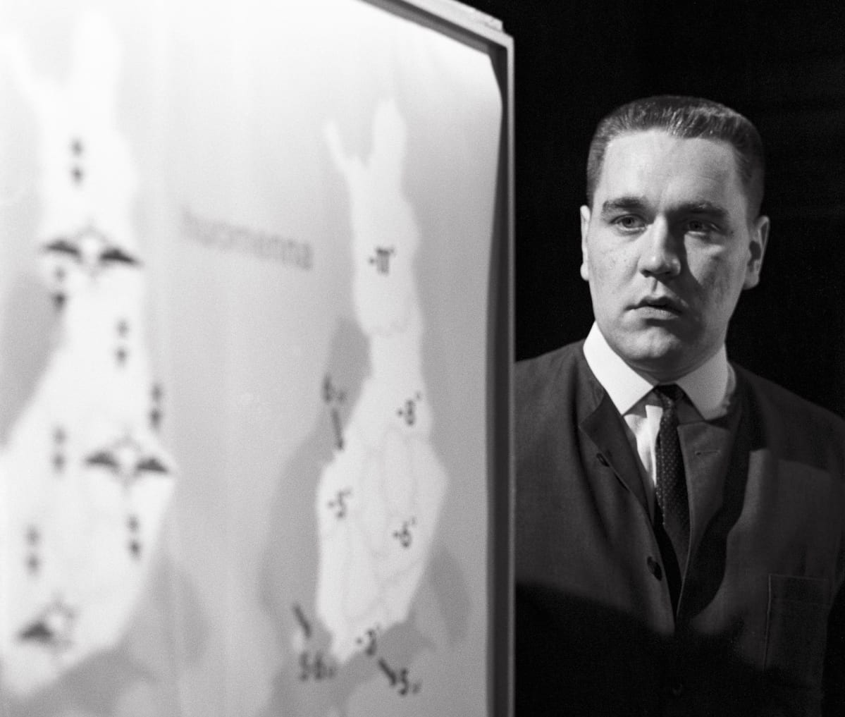 Martti Mäkelä sääkartoilla vuonna 1969.