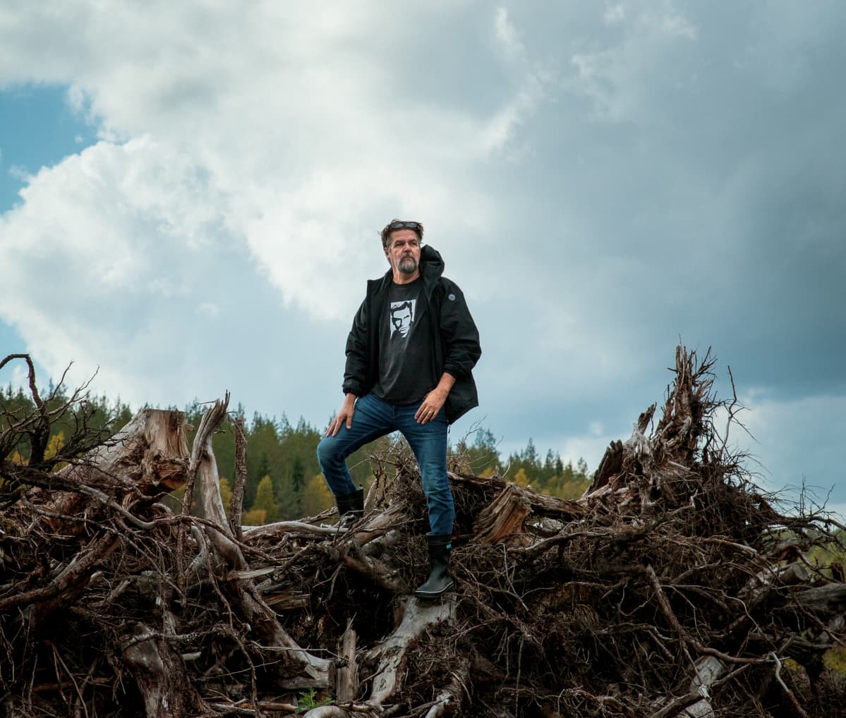 Matti Kuusela seisoo kantokasan päällä