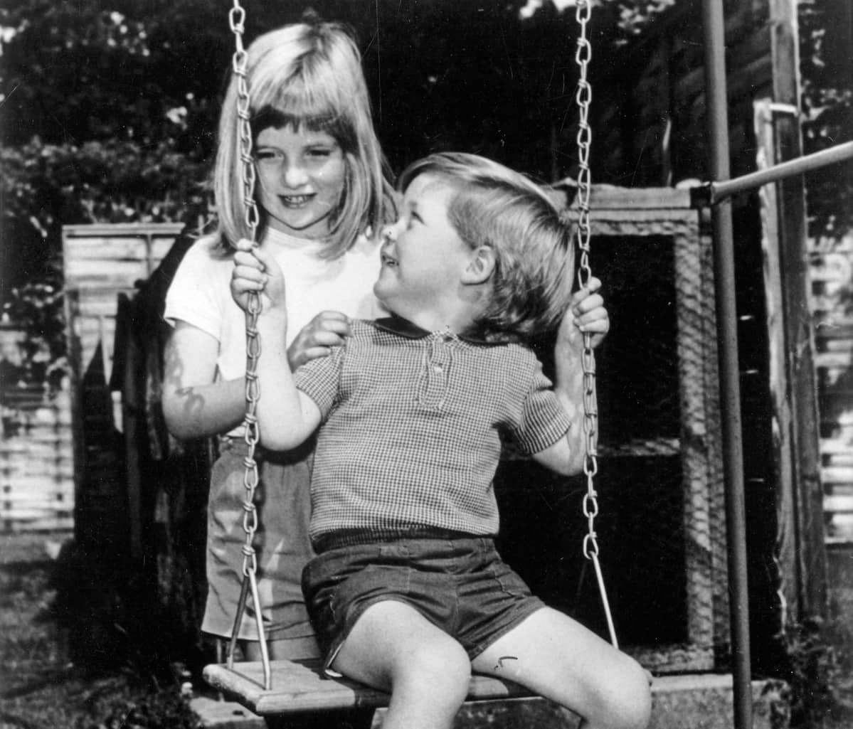 Kuusivuotias Diana veljensä Charlesin kanssa.
