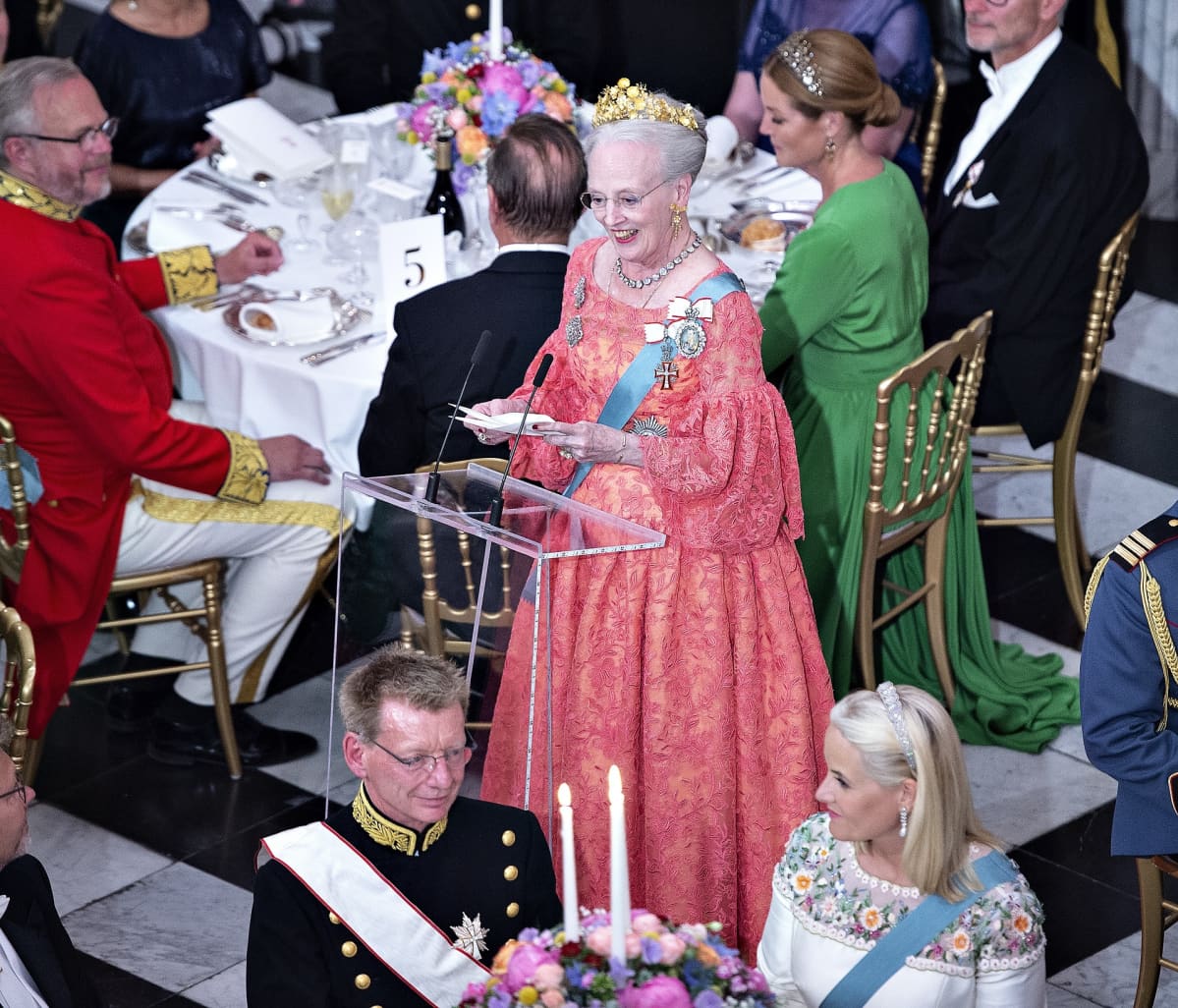 Tanskan kuningatar Margareeta II puhui pojalleen juhlaillallisilla. Paikalla oli naapurimaiden kuninkaallisia, tanskalaisia poliitikkoja, sukua ja ystäviä.