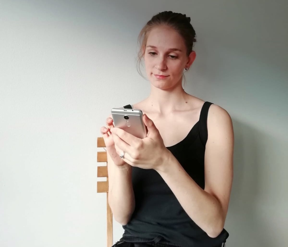 Nelly Hakkarainen käyttää puhelinta.