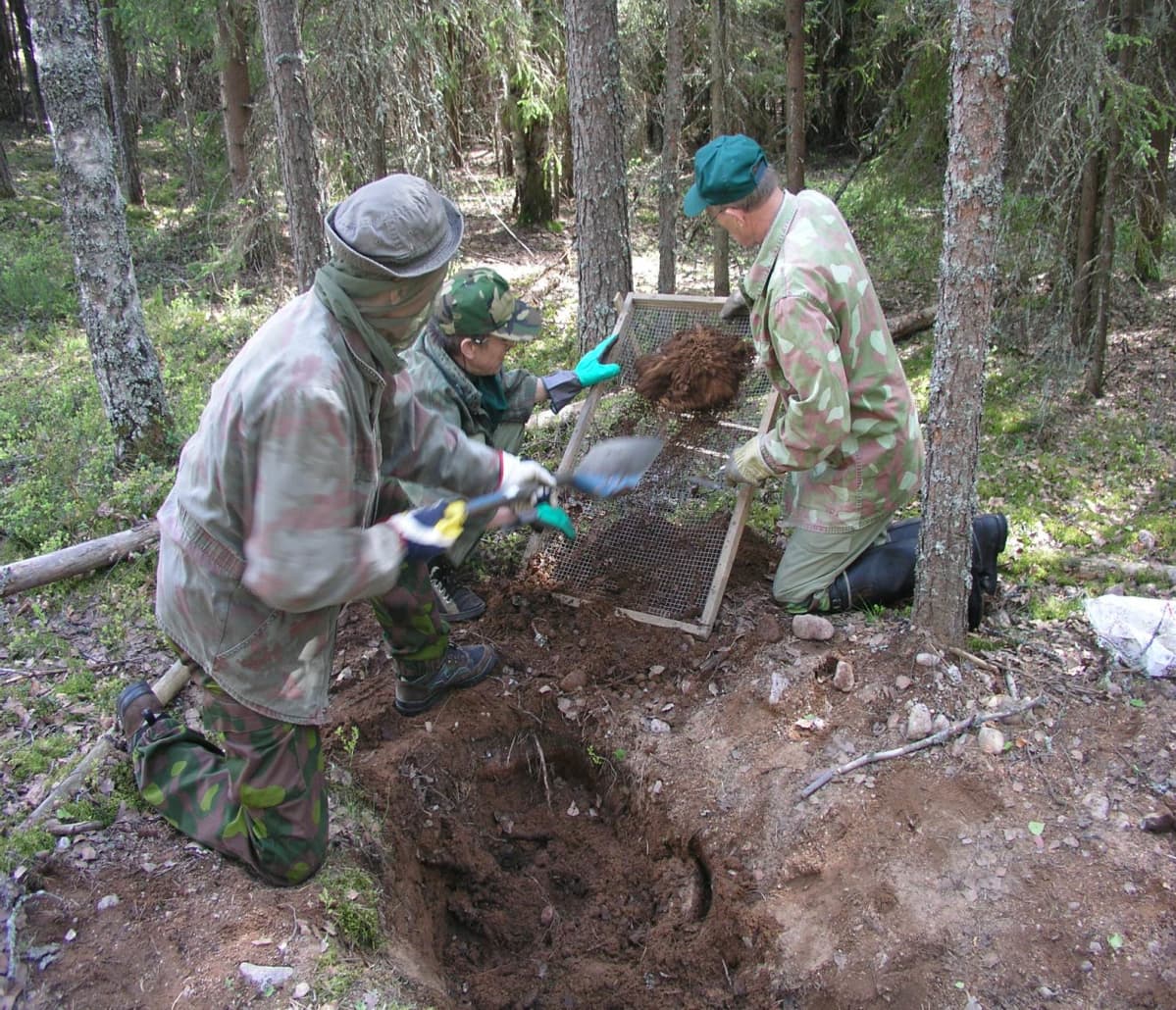 Etsijät vievät maata siilon läpi