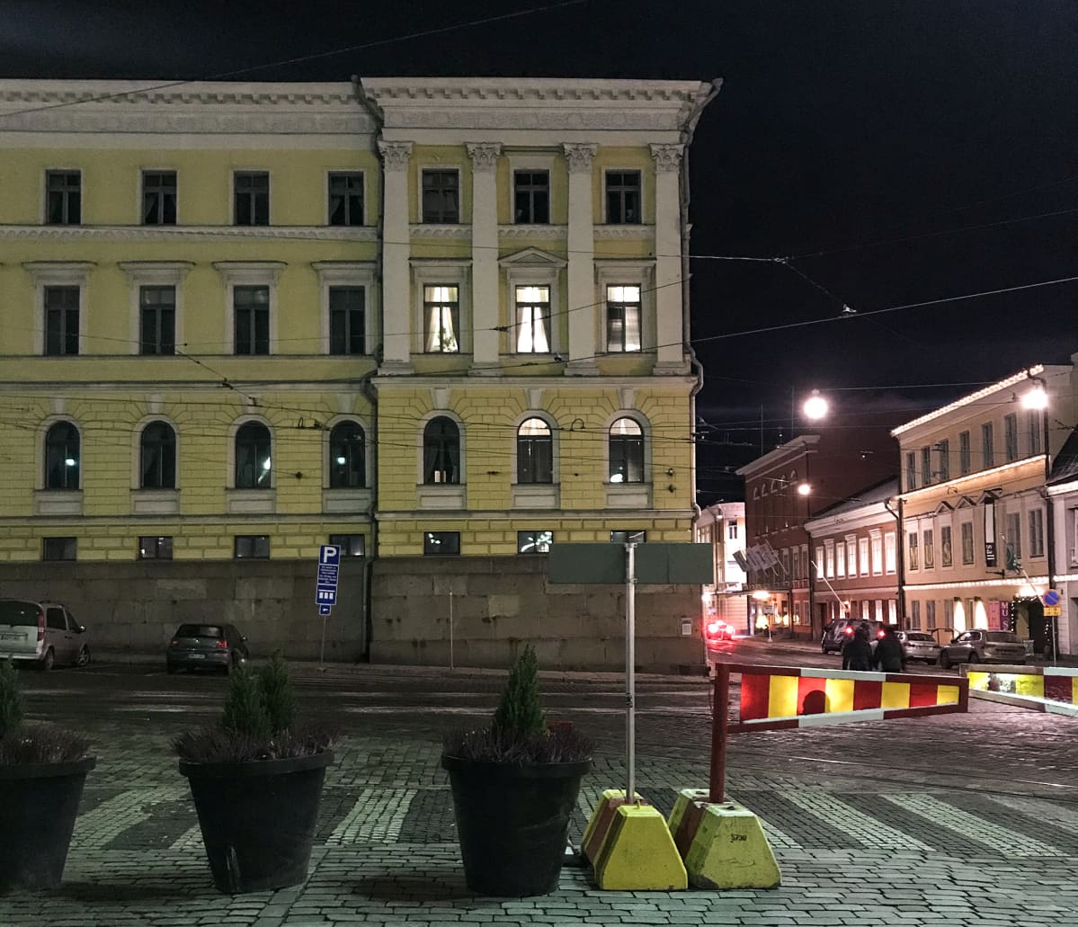 Pääministerin työhuoneessa paloivat valot valtioneuvoston linnassa sunnuntai-iltana Helsingissä 1. joulukuuta 2019. Hallituspuolueet kokoontuivat Helsingissä pohtimaan Antti Rinteen kohtaloa.