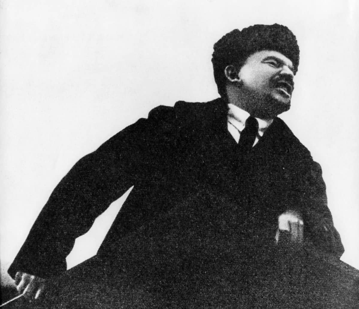 Lenin pitää puhetta karvahattu päässä.