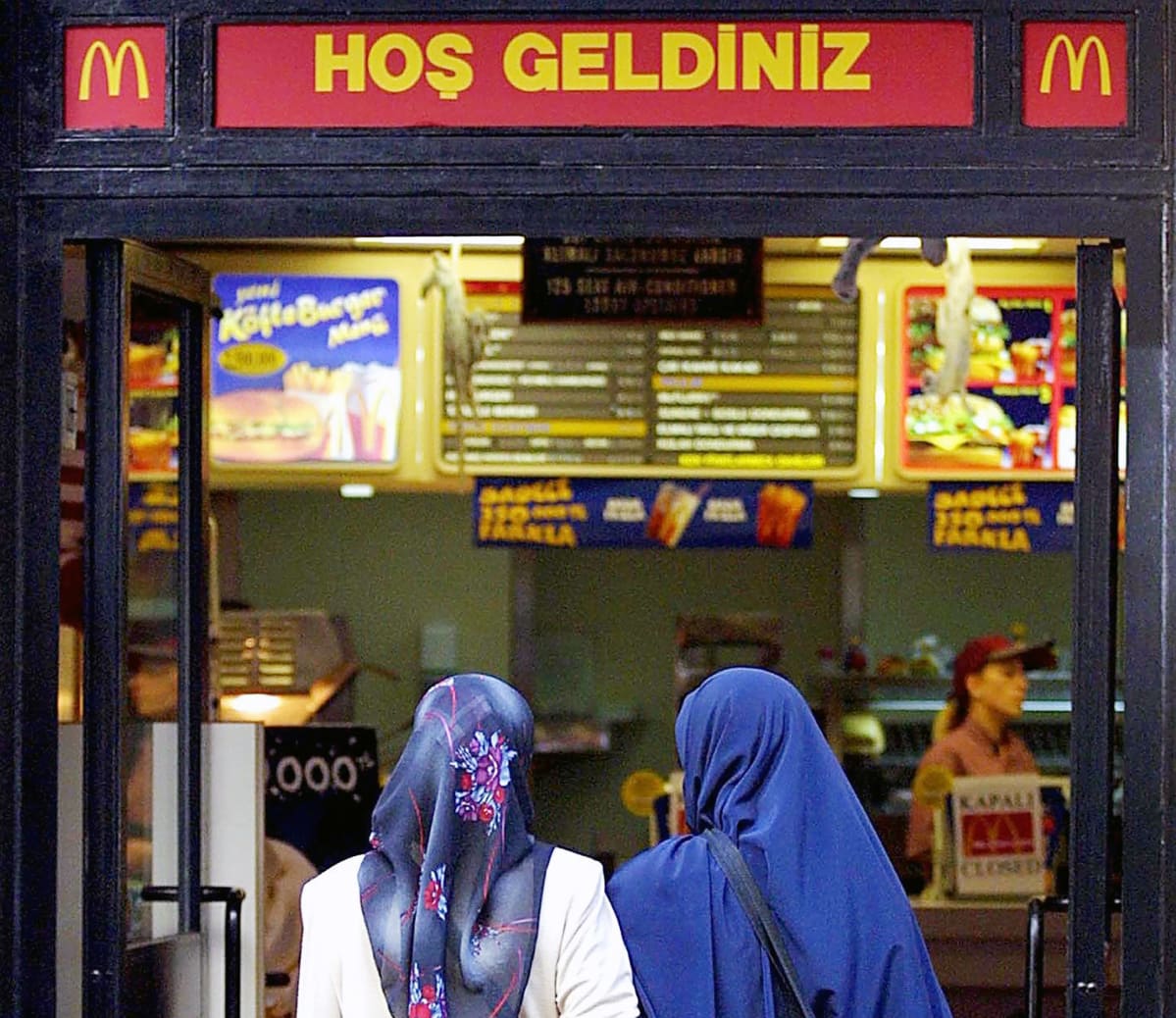Tervetuloa -kyltti McDonald's -ravintolan ovella Istanbulissa.
