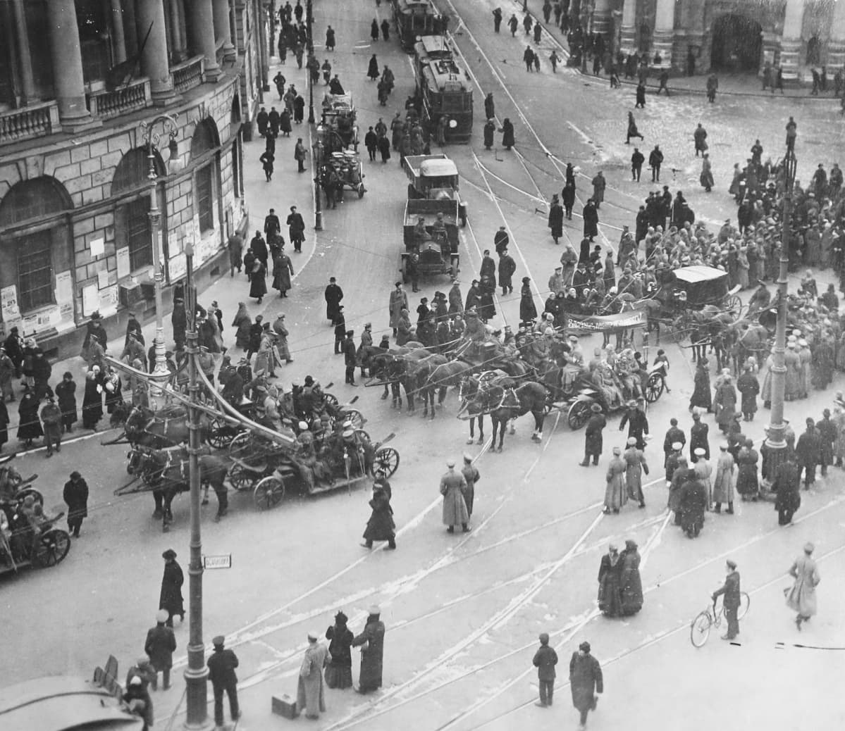 Katukuva Pietarista huhtikuussa 1917.