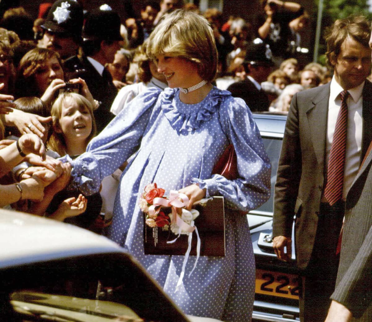 Raskaana oleva Diana tervehtii ihmisiä toukokuussa 1982.
