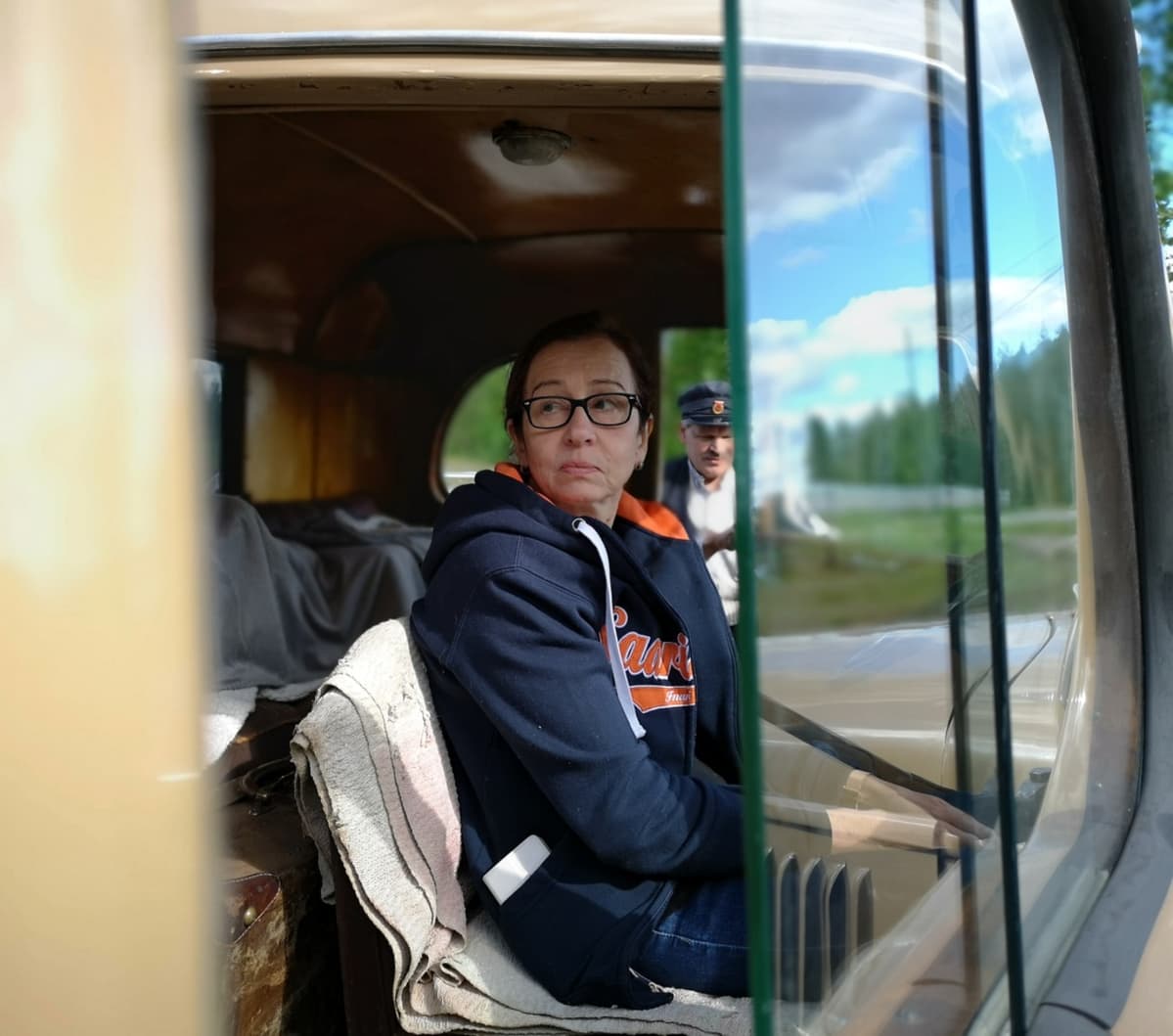 Irmeli Manninen istuu pelkääjän paikalla puolisonsa vierellä.