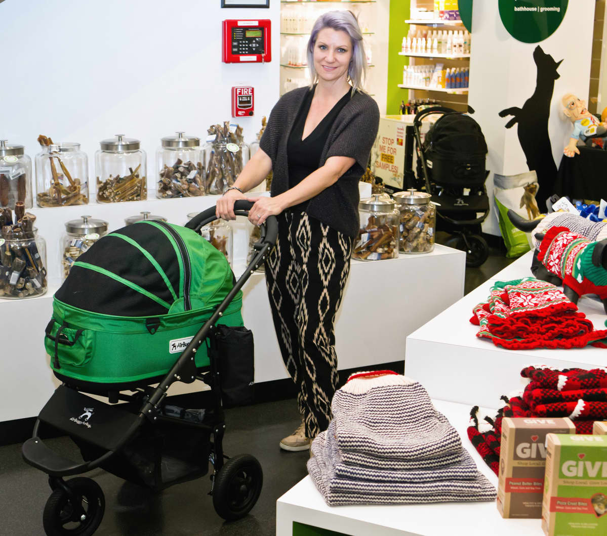 Kauppias Janene Zakrajsek esittelee liikkeessä myytäviä japanilaisia Air Buggy Stroller -eläinvaunuja, jotka kustantavat $720.