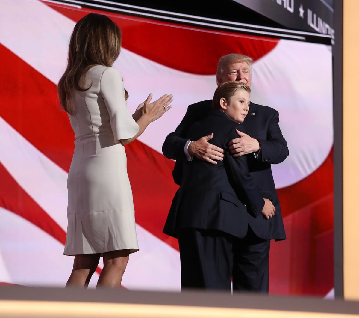 Donald Trumpin vaimonsa Melanian ja poikansa Trumpin kanssa Clevelandissa Ohiossa republikaanien puoluekokouksessa heinäkuussa.