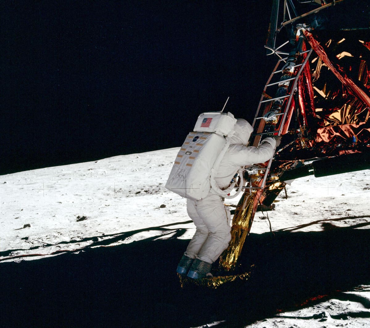 Edvin "Buzz" Aldrin astumassa Kuun kamaralle.