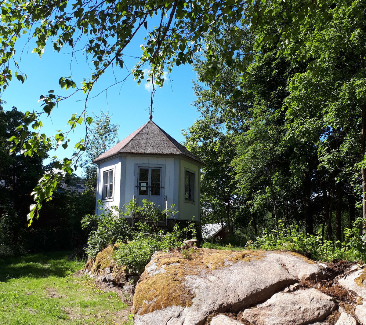 Huvimaja, jossa Topelius lapsena usein kirjoitti.